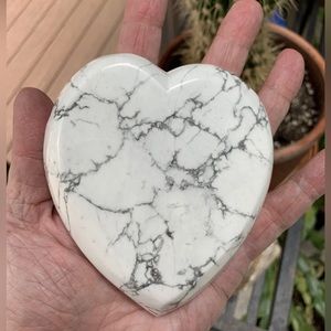 Howlite Crystal Heart Shaped Bowl NWOT